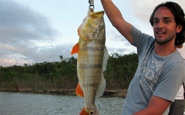 Pesca-en-el-rio-bita-ecoturismo-colombia